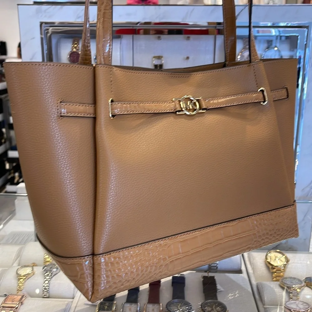 MICHAEL KORS
Reed Large Leather Belted Satchel Shoulder Tote Handbag
Deer NWT - Picture 2 of 16